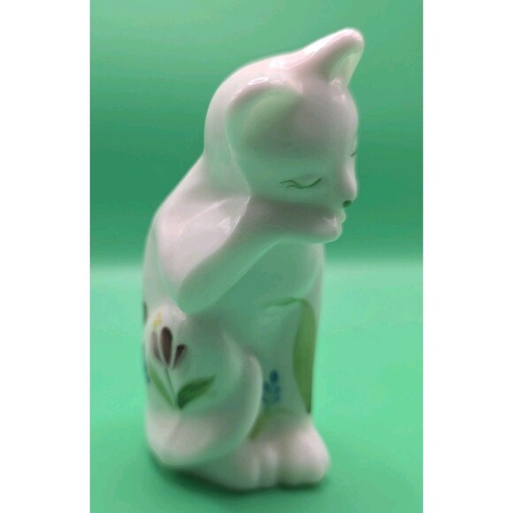 FENTON GLASS CAT MILK GLASS GROOMING KITTY FLORAL HAND PAINTED & SIGNED - Picture 6 of 8